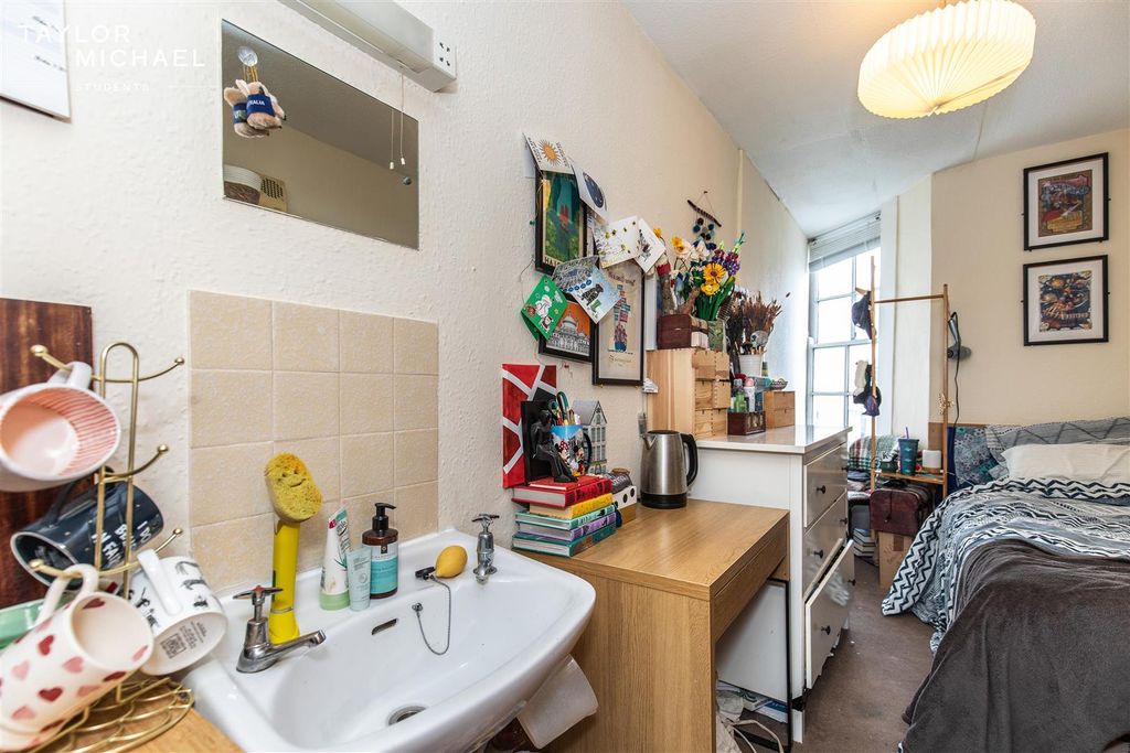 Property photo 3 of 8 Bedroom