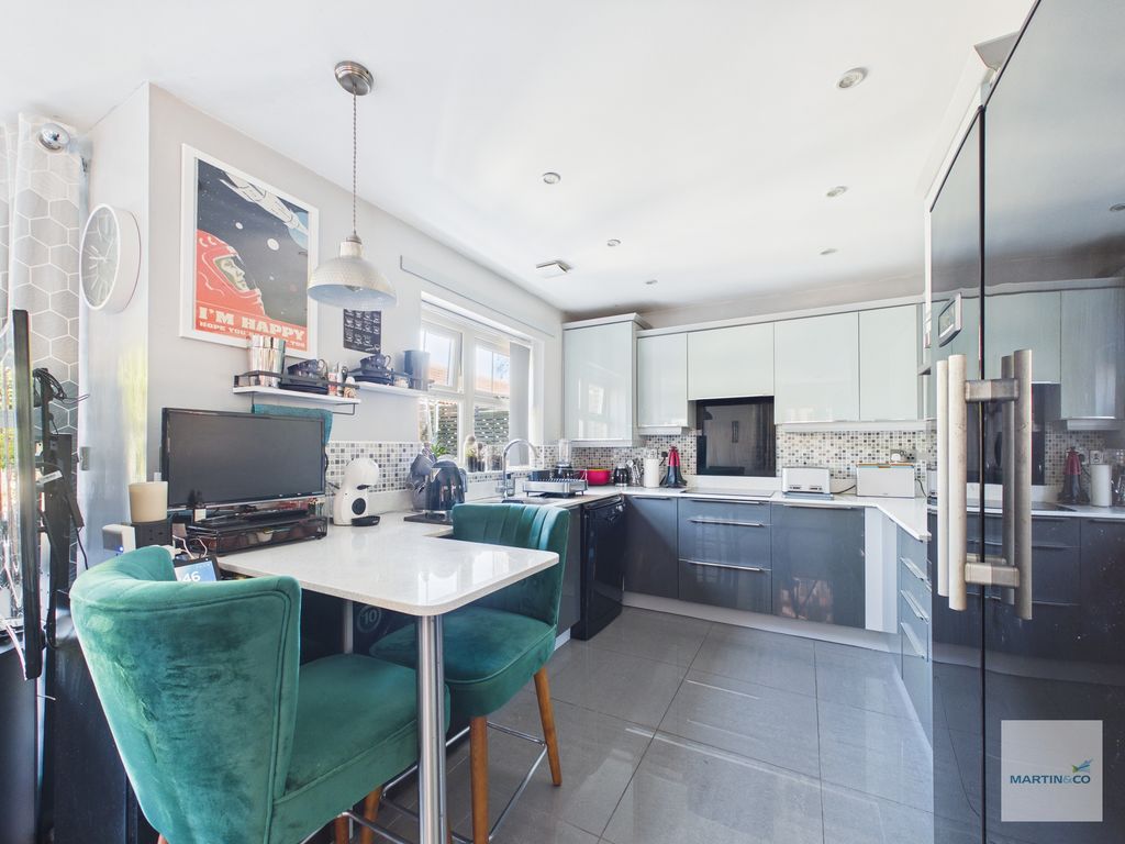 Property photo 3 of 25 Cam03394G0-Pr0463-Still006