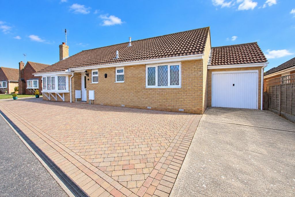 Property photo 1 of 15 Sunnyside, Little Clacton, Co16 9Pe