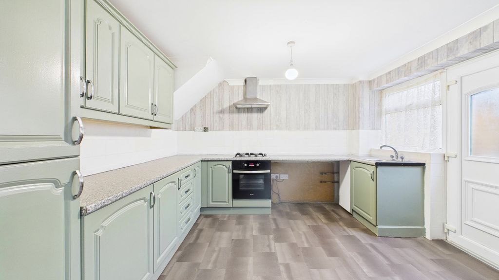 Property photo 3 of 11 Cam02351G0-Pr0090-Still016