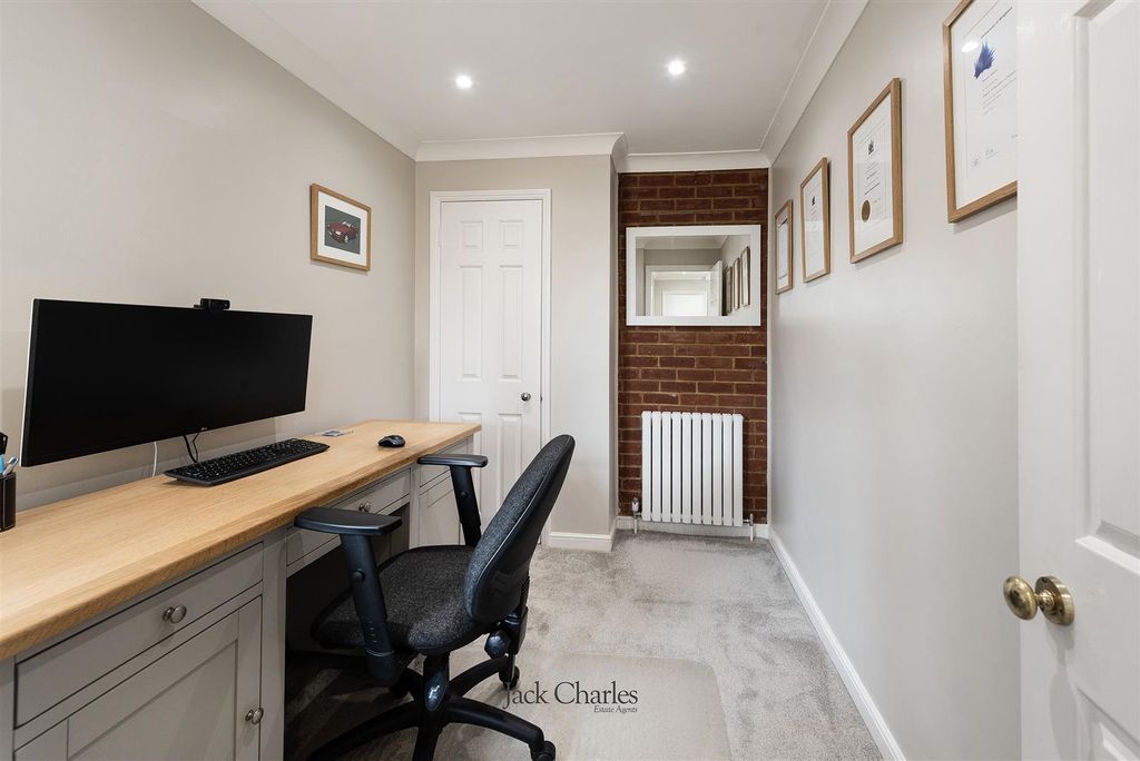Property photo 3 of 18 2 Chelsfield Close, Tn11 0Dw 004.Jpg