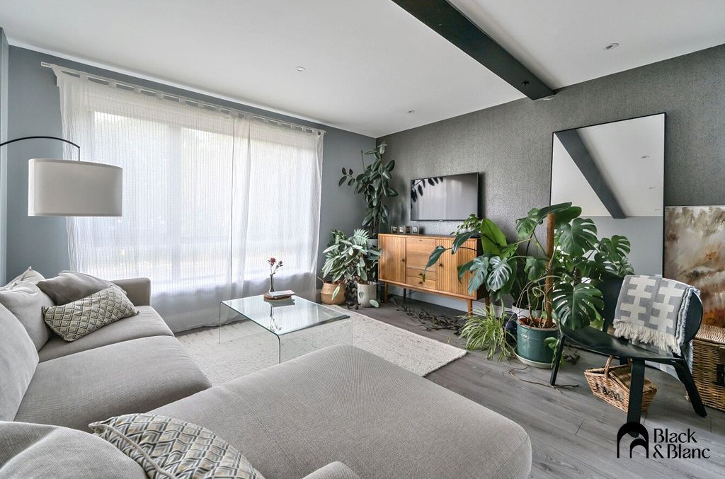 Property photo 2 of 13 Living Room