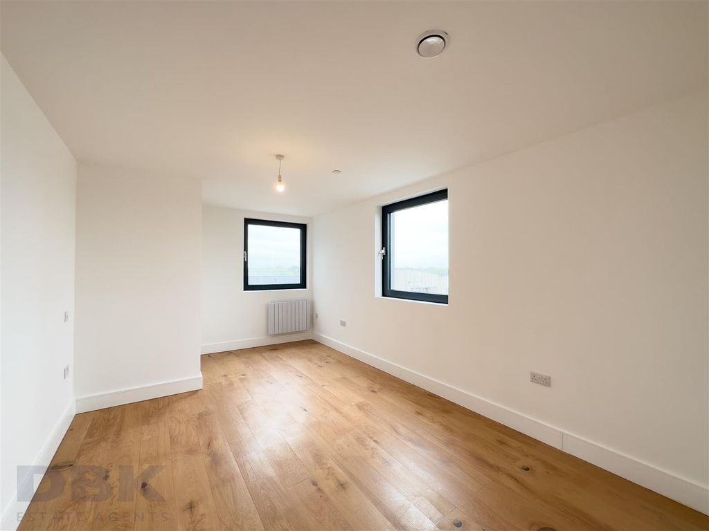 Property photo 2 of 6 Bedroom