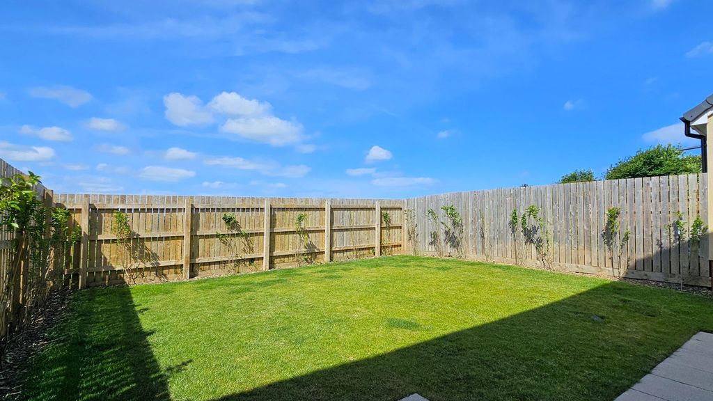 Property photo 2 of 28