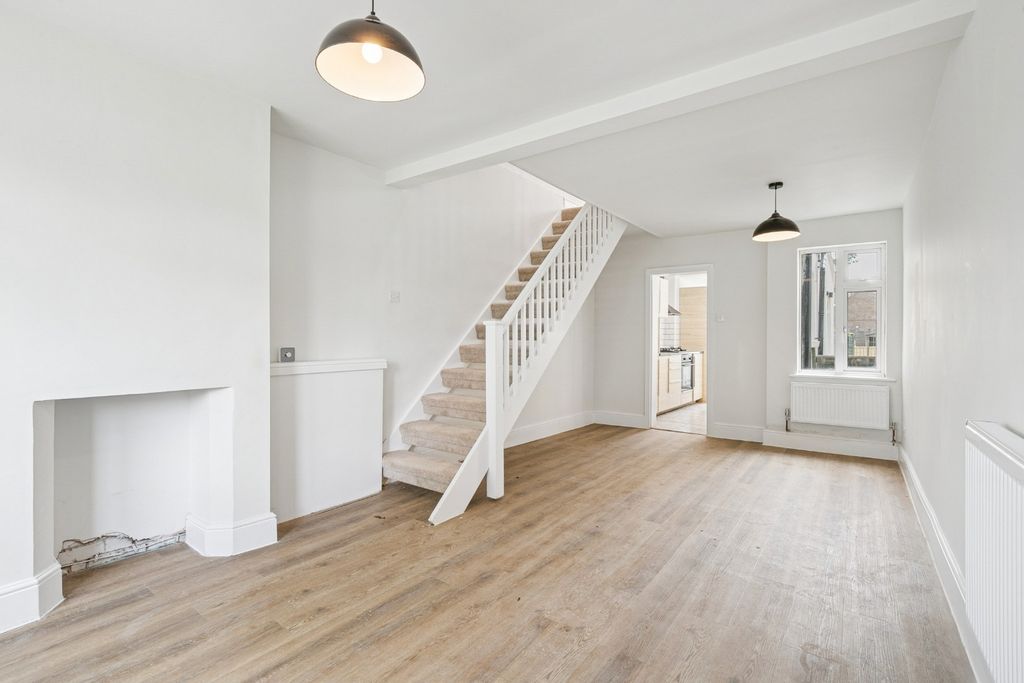 Property photo 2 of 17 5111615