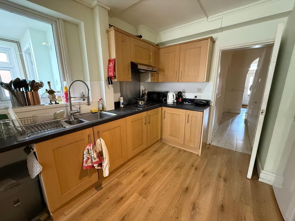 Property photo 2 of 10 Kitchen