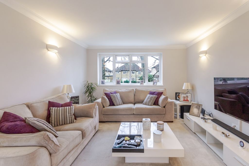 Property photo 2 of 22 Living 1