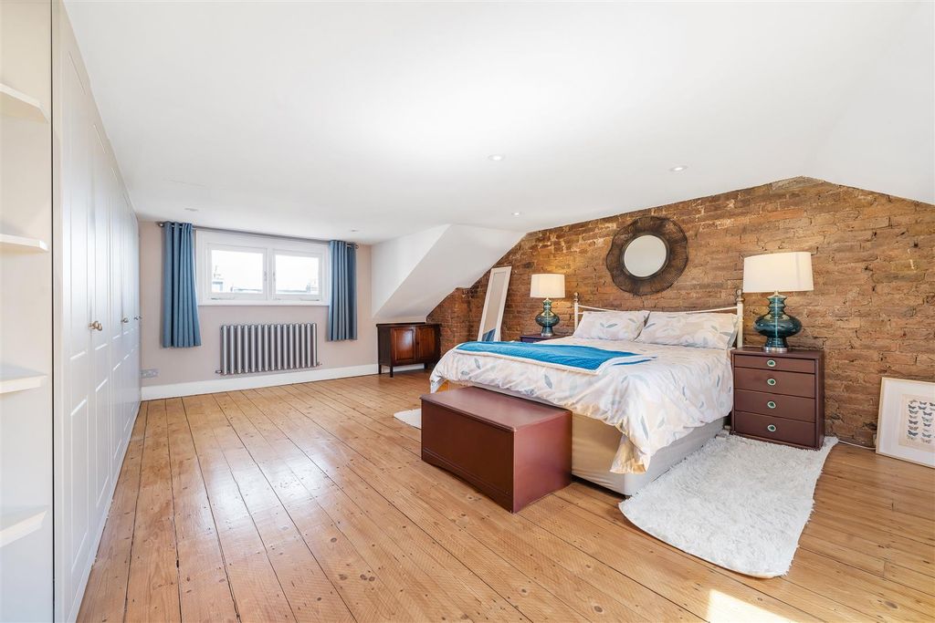 Property photo 2 of 15 St Julians Farm Road-1.Jpg
