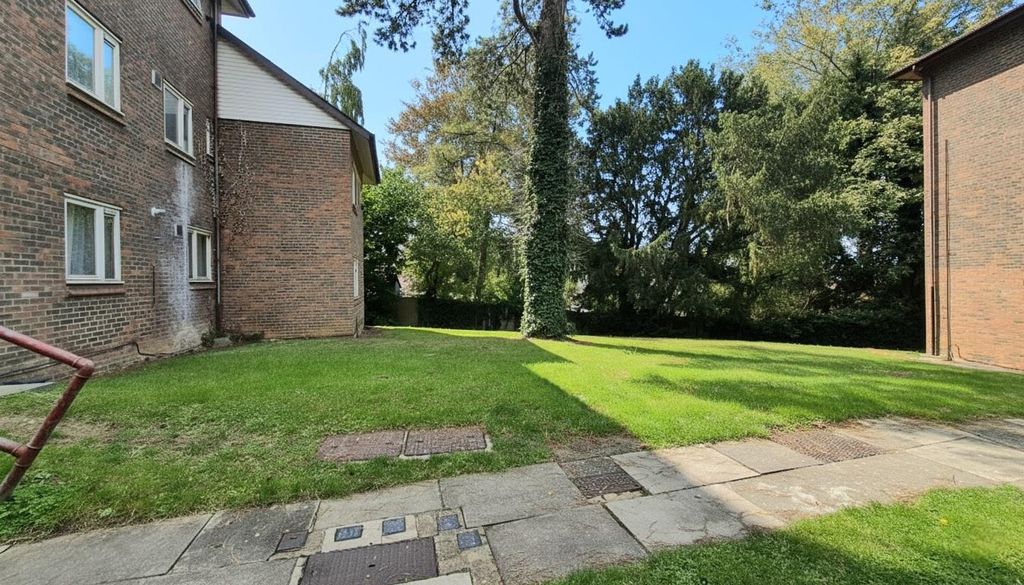 Property photo 3 of 10 Communal Gardens