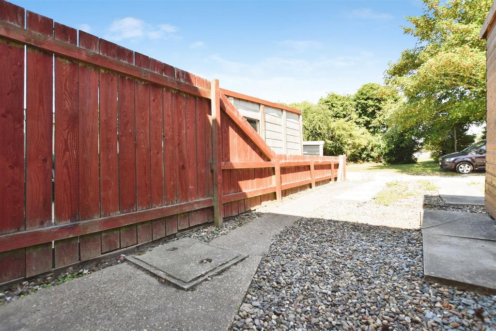 Property photo 3 of 12 Garden