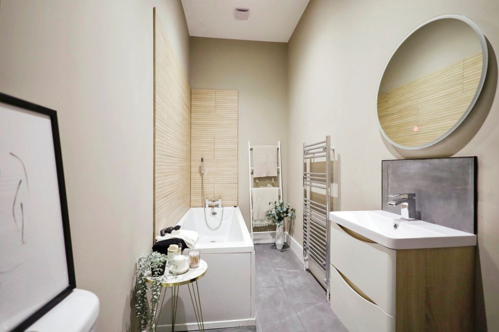 Property photo 3 of 9 Bathroom