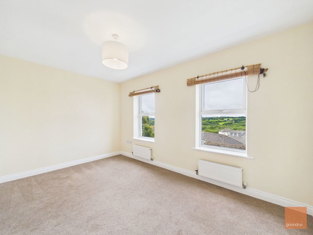 Property photo 2 of 27