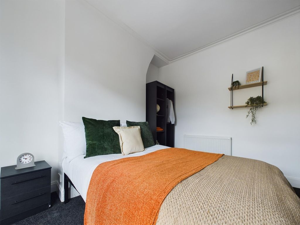 Property photo 2 of 10 A Bright And Inviting Double Bedroom With Stylish ...