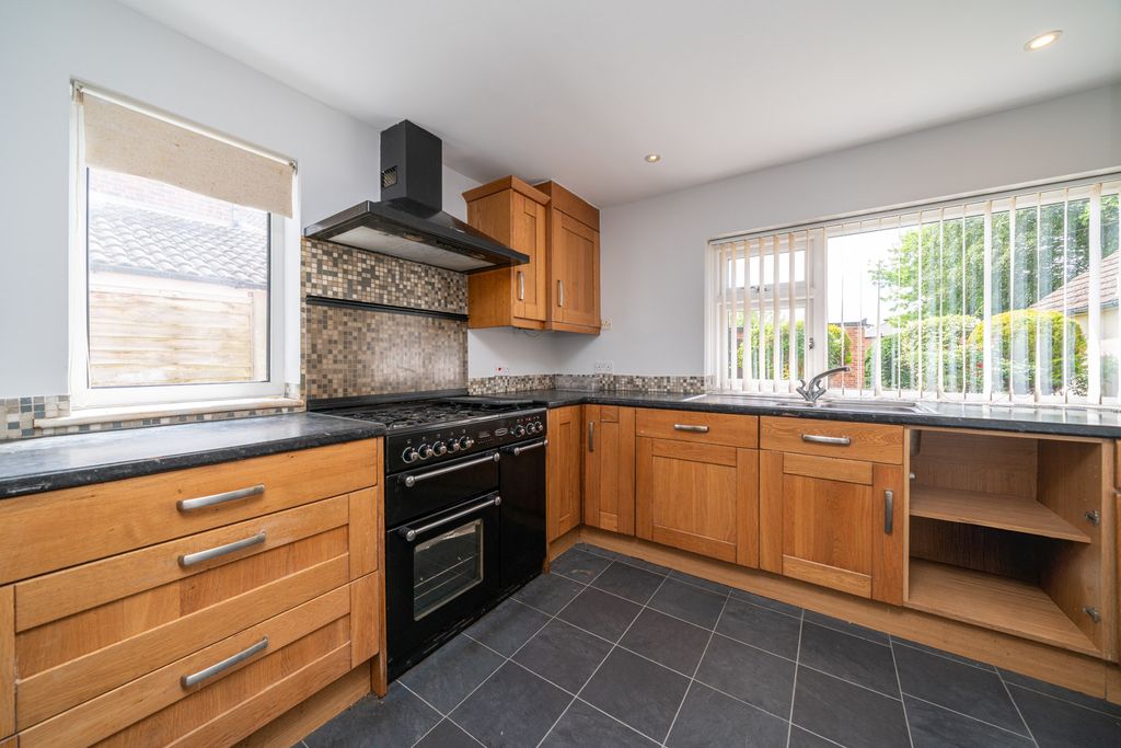 Property photo 2 of 34