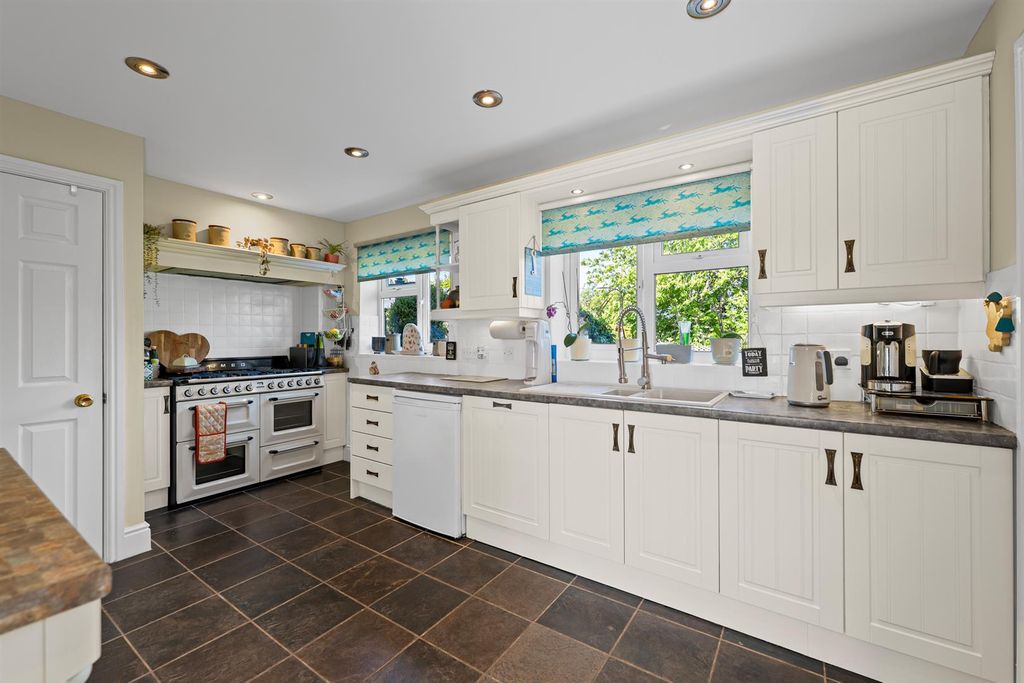Property photo 2 of 34 4 Orchard Close-5.Jpg