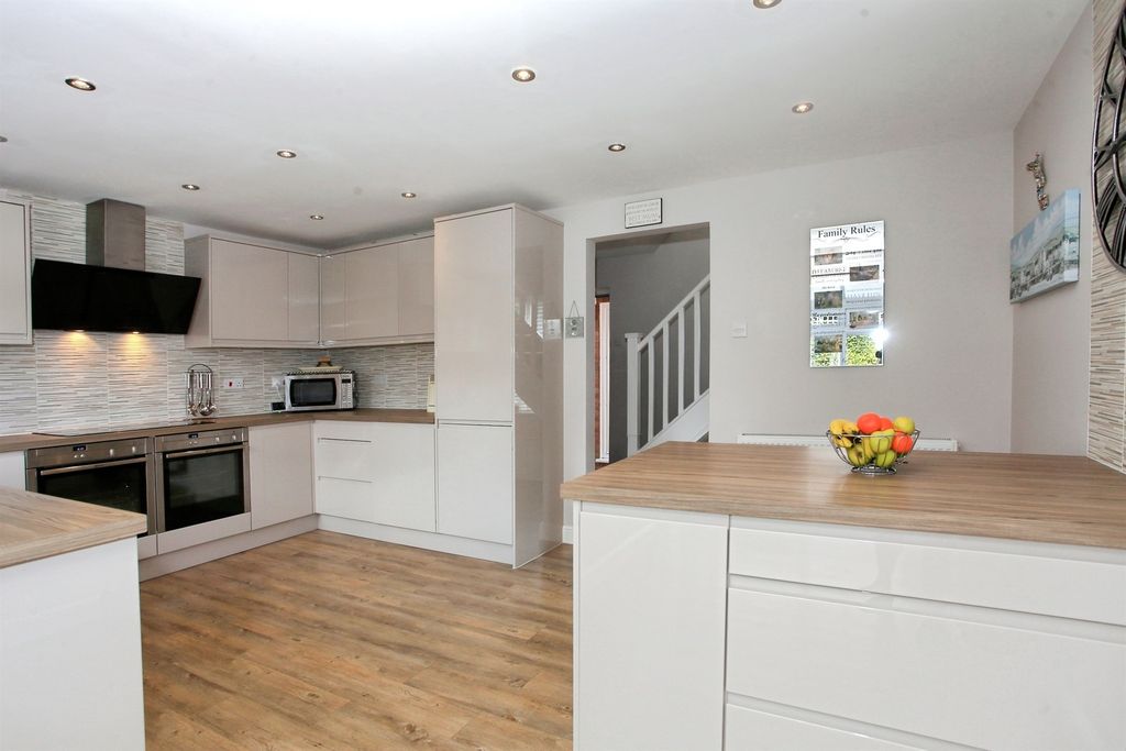 Property photo 3 of 26 Kitchen / Breakfast Room