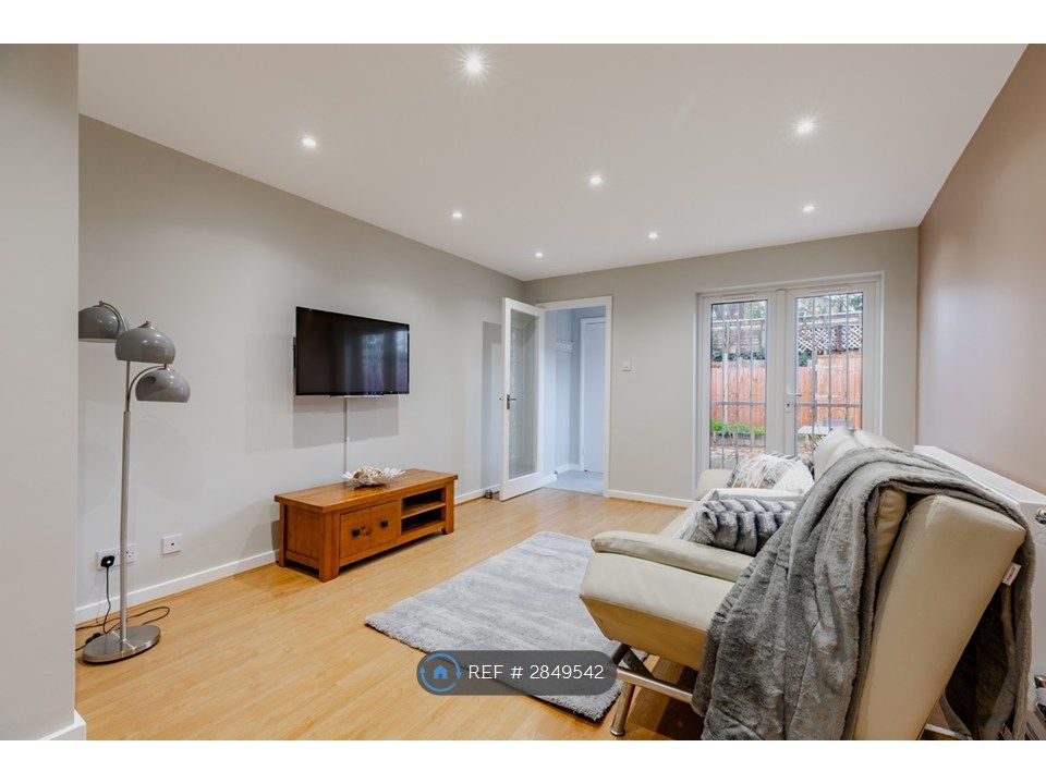 Property photo 3 of 16 Living Room Towards Garden