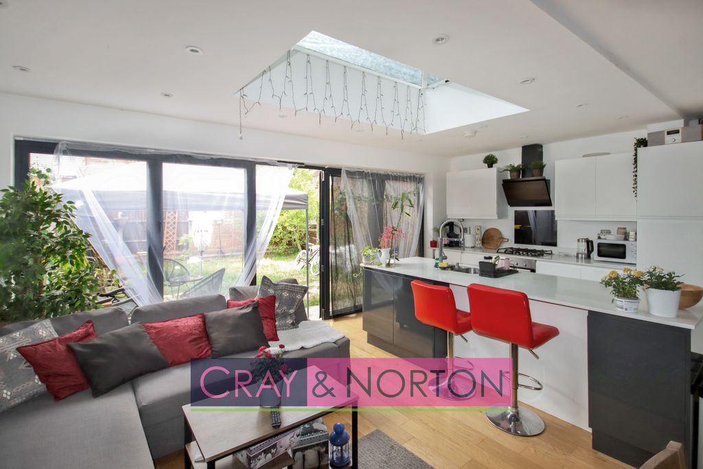 Property photo 1 of 8 Photo 6