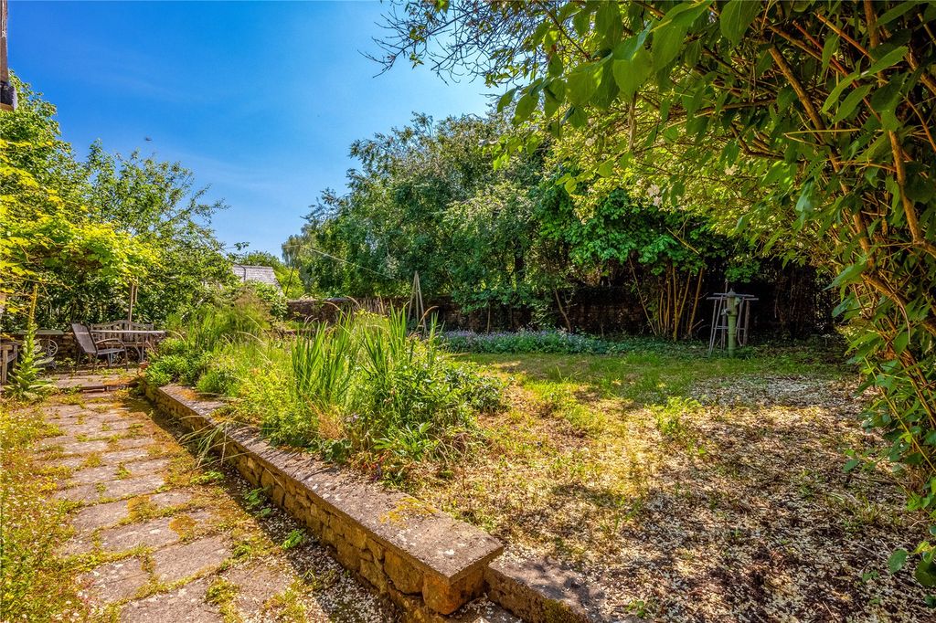 Property photo 3 of 12 Garden