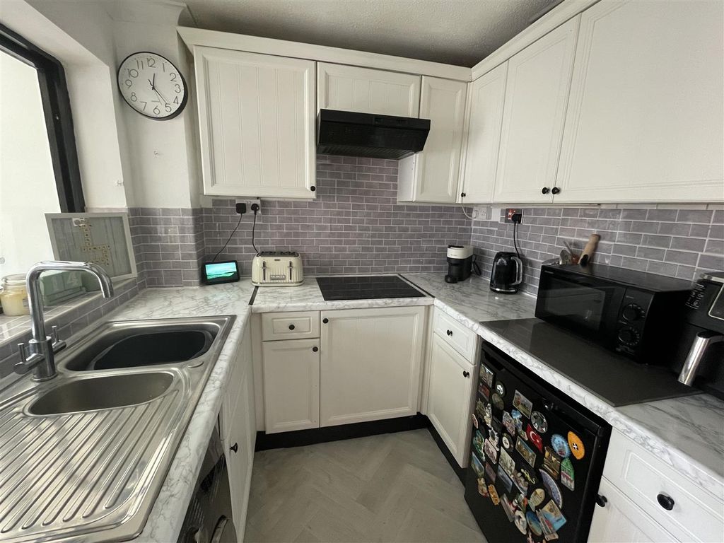 Property photo 3 of 13 Kitchen