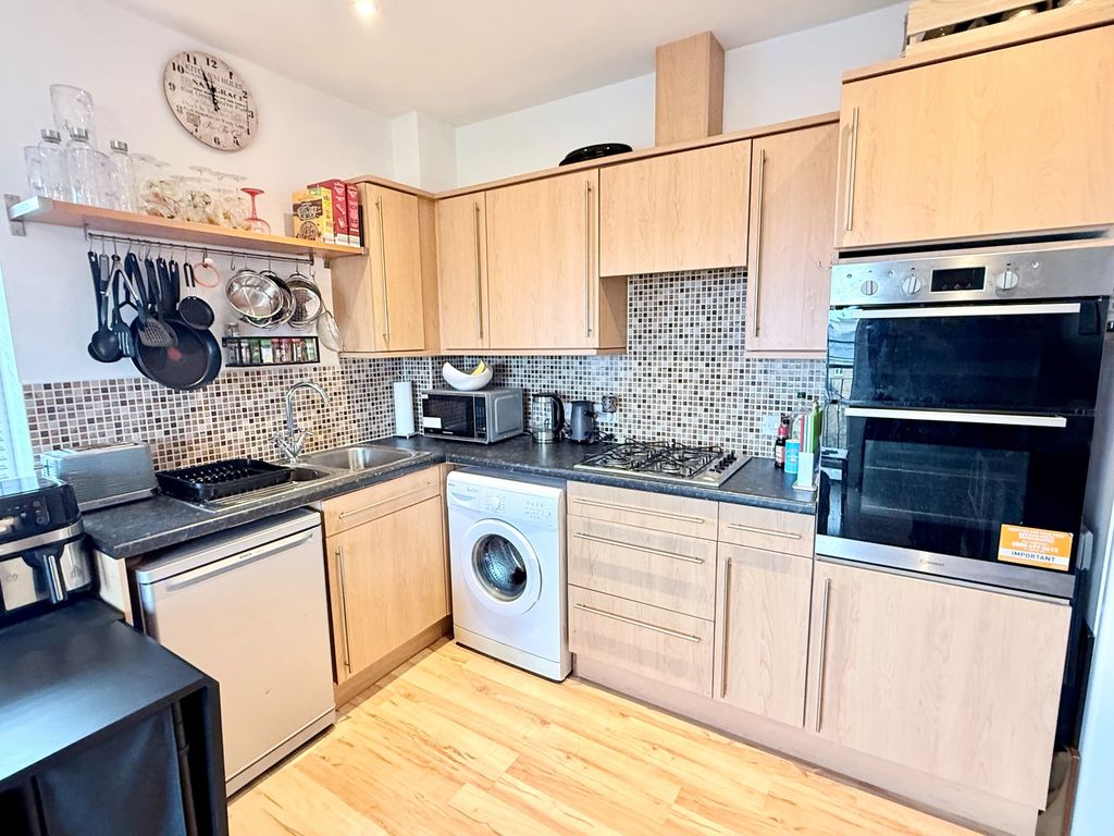 Property photo 2 of 6 Kitchen