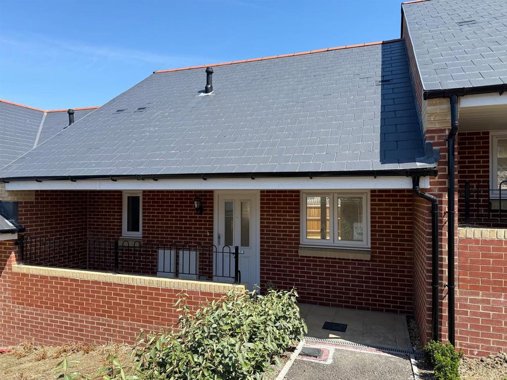 Property photo 1 of 6 486 Front.Jpg