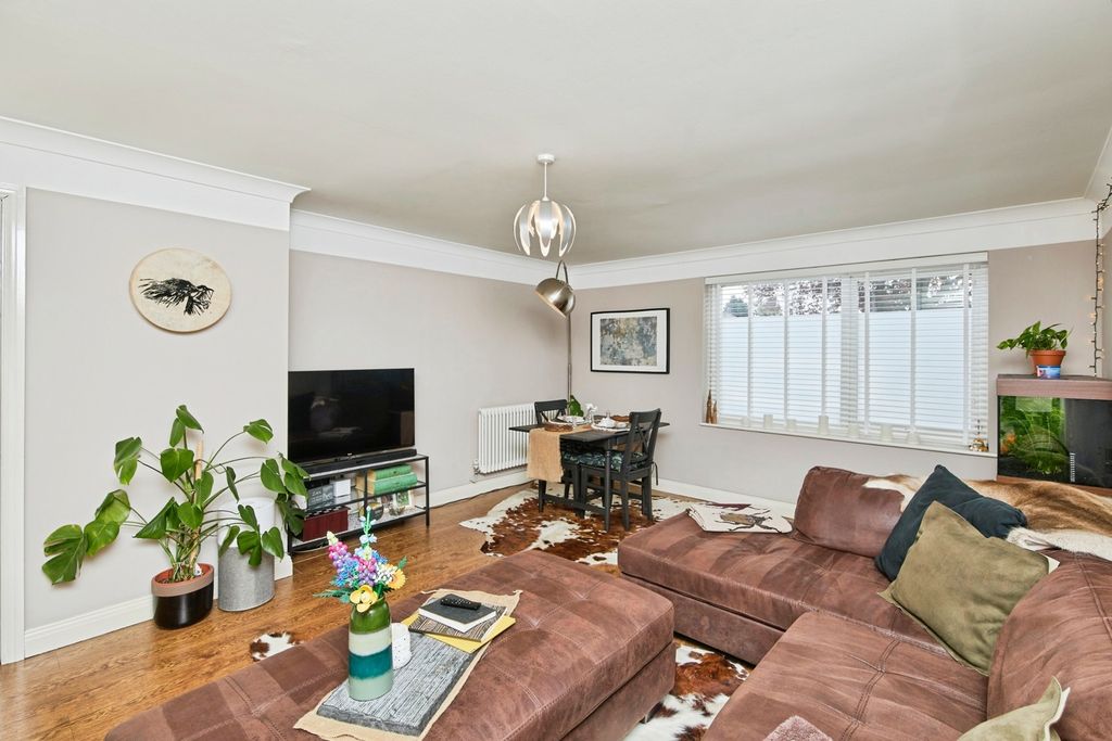 Property photo 2 of 17 Lounge