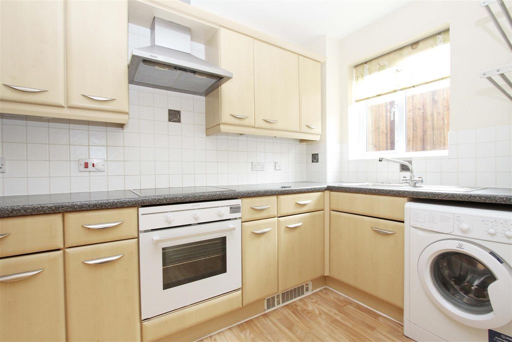 Property photo 3 of 9 Kitchen