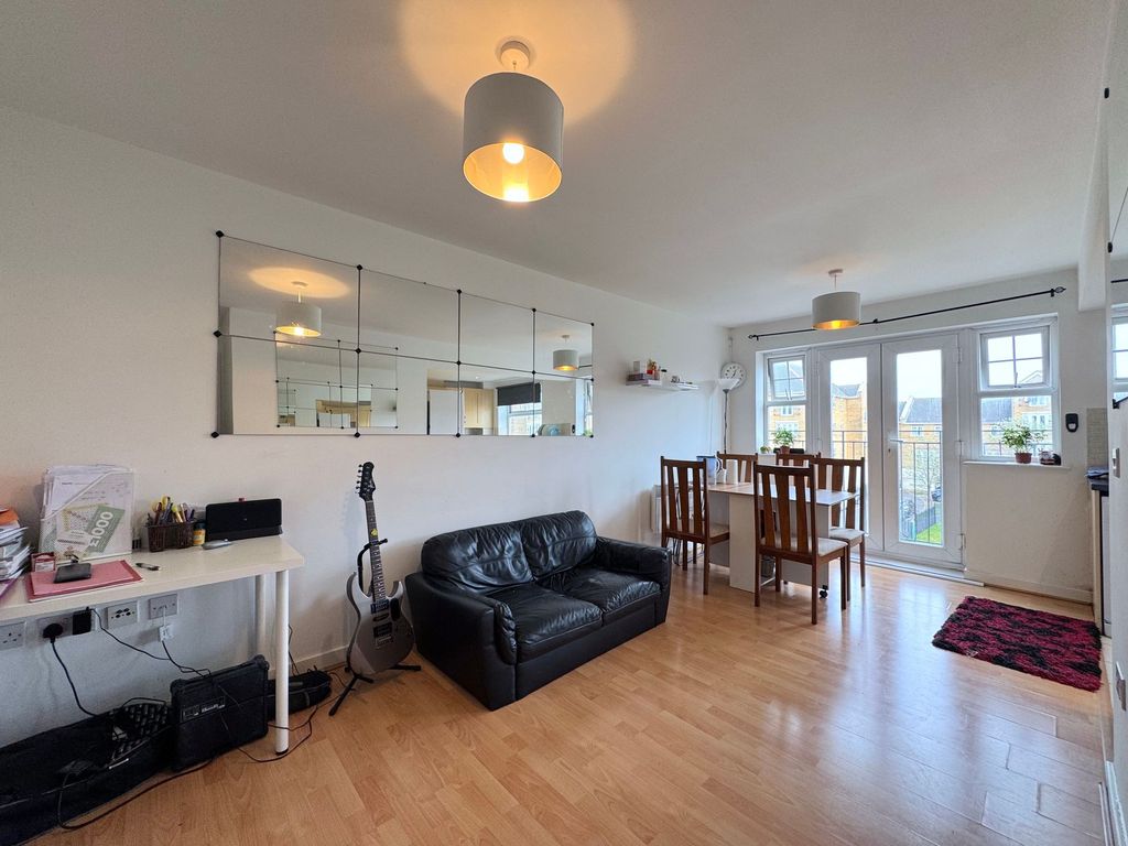 Property photo 1 of 8 Lounge/Dining Area