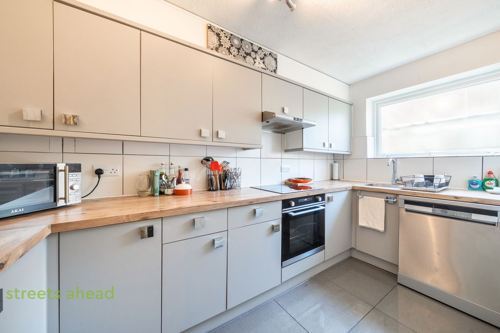 Property photo 2 of 12 0d83E261-42F5-4d7...