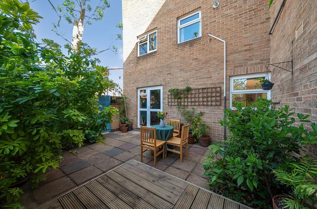Property photo 2 of 19 Maria Close