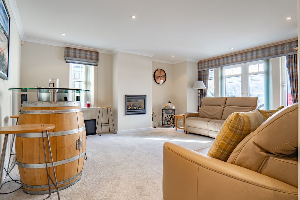 Property photo 3 of 37