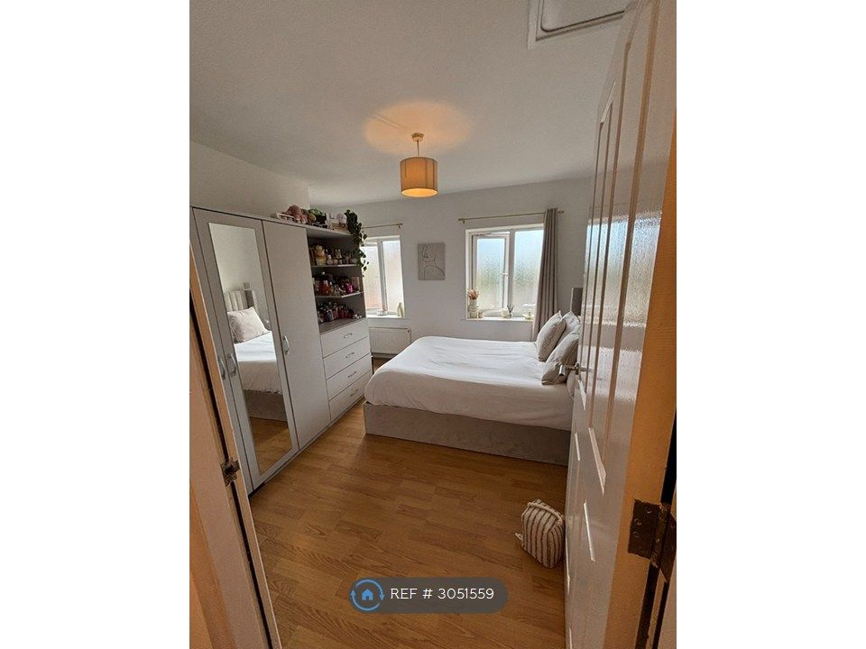 Property photo 3 of 15 Bedroom (With Furniture)