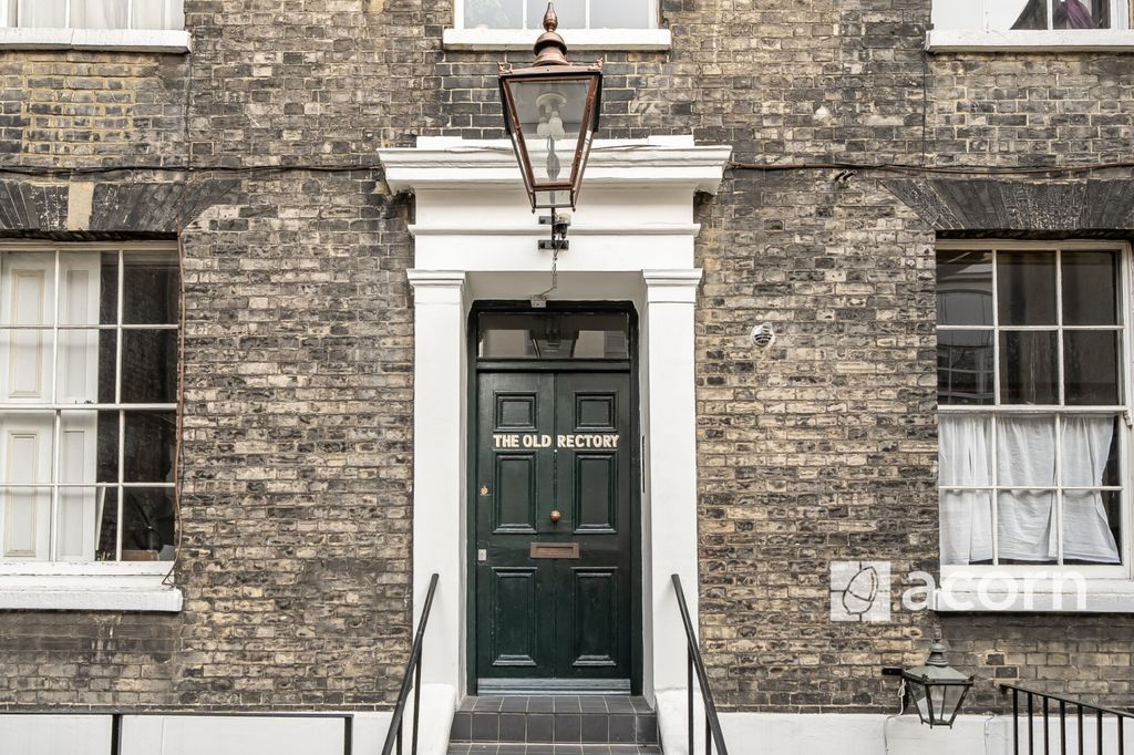 Property photo 3 of 17 Entrance