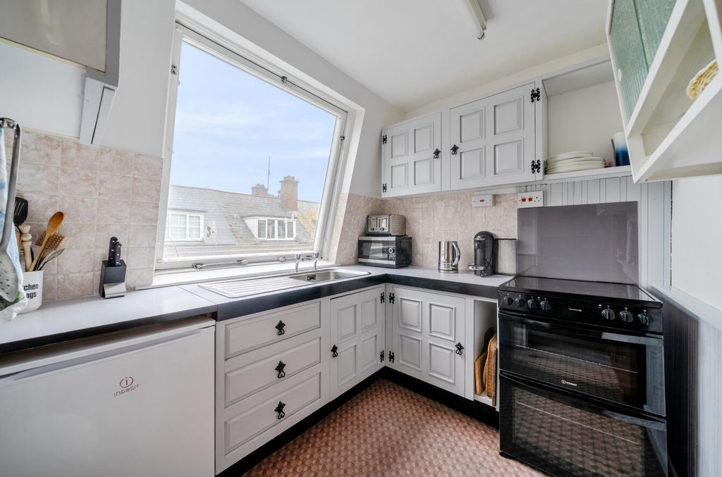 Property photo 3 of 18 Kitchen