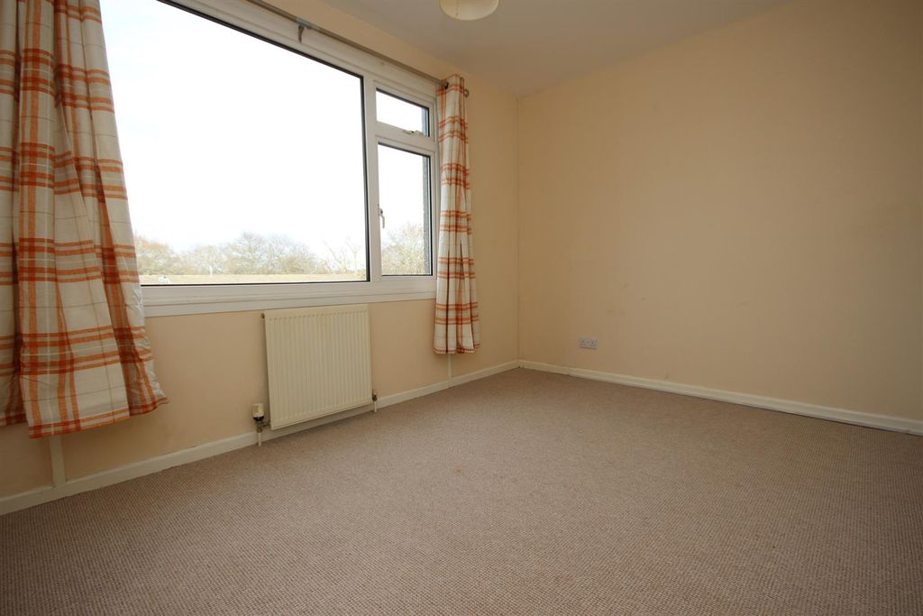 Property photo 3 of 7 Bed 2.Jpg