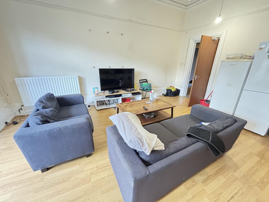 Property photo 1 of 13 A Spacious And Welcoming Contemporary Living Room ...
