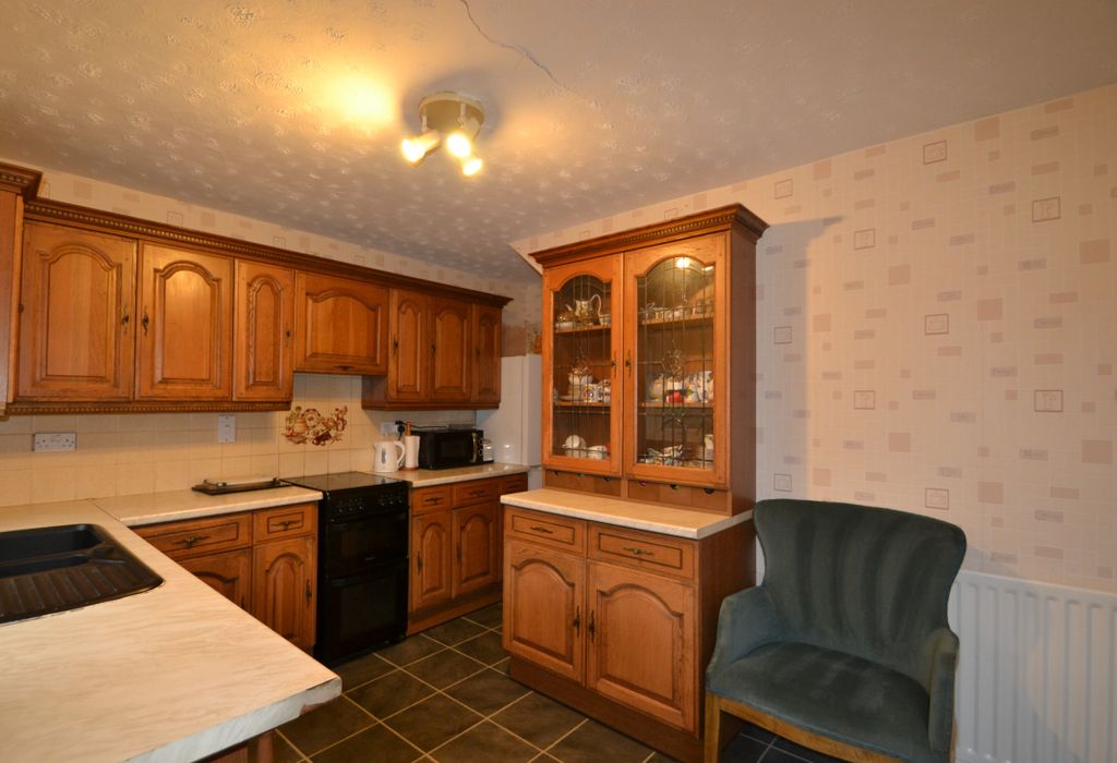 Property photo 3 of 11 Kitchen