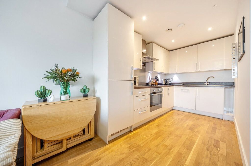 Property photo 3 of 16 Kitchen