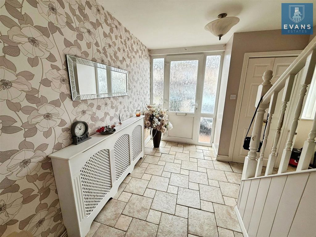 Property photo 2 of 11 Entrance Hall