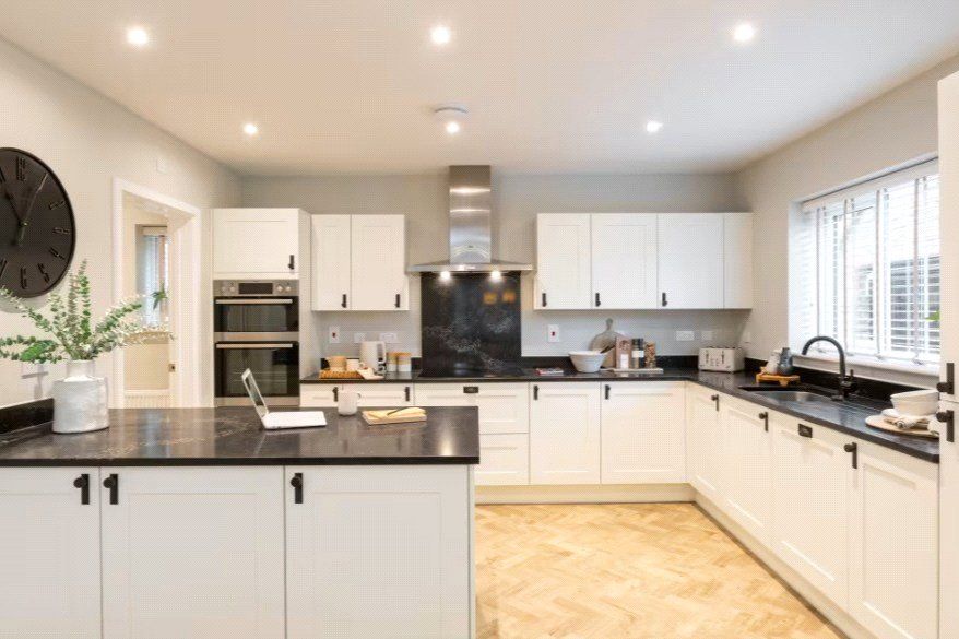Property photo 3 of 11 Kitchen