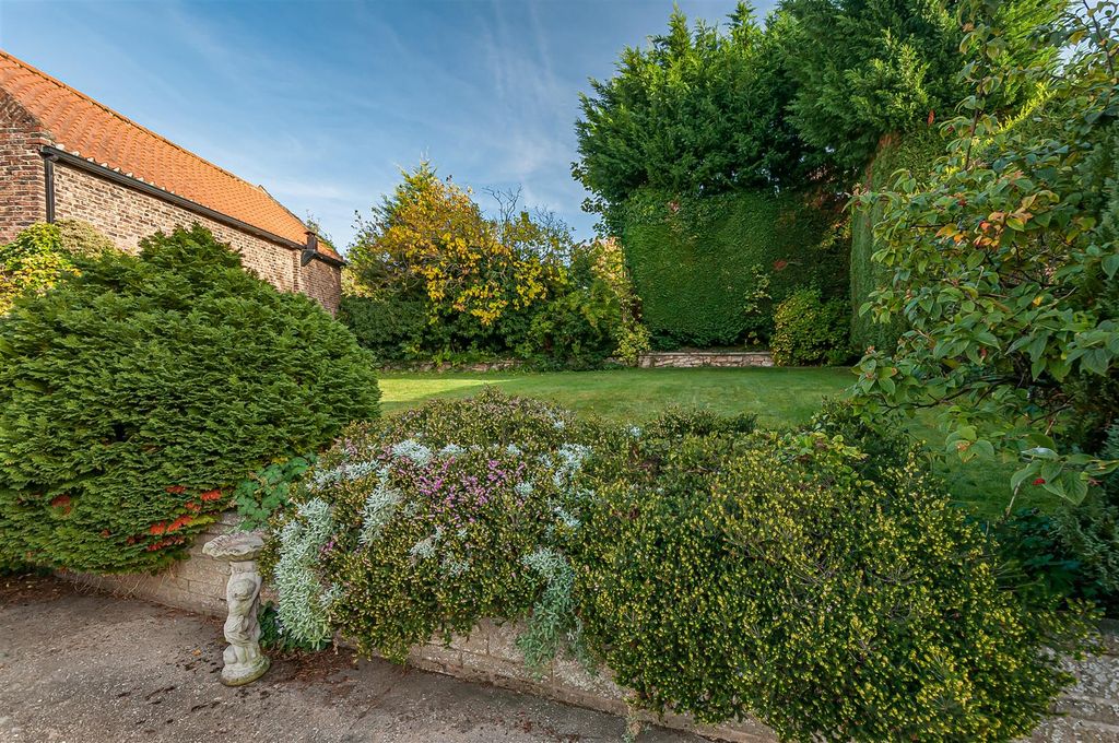 Property photo 3 of 21 22 Market Place6.Jpg