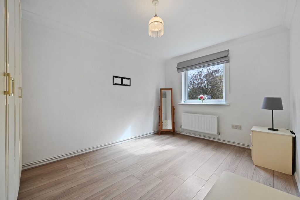 Property photo 3 of 7 Ren - 16 Huxley Close - 6 (1).Jpg