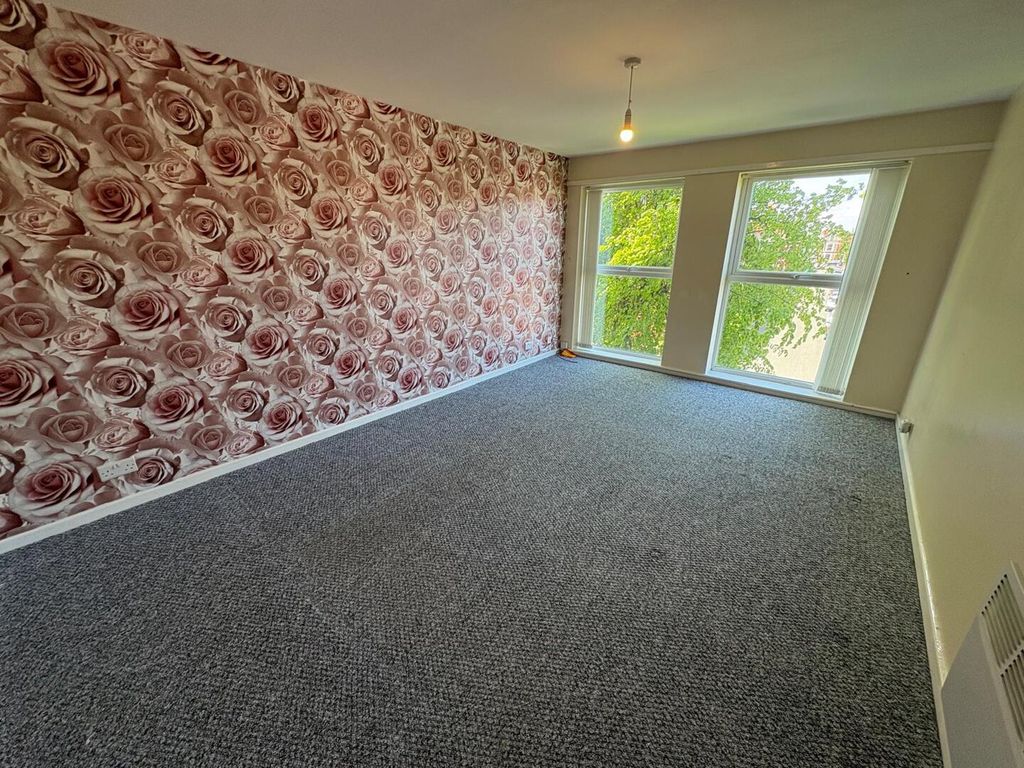 Property photo 1 of 6 Living Room