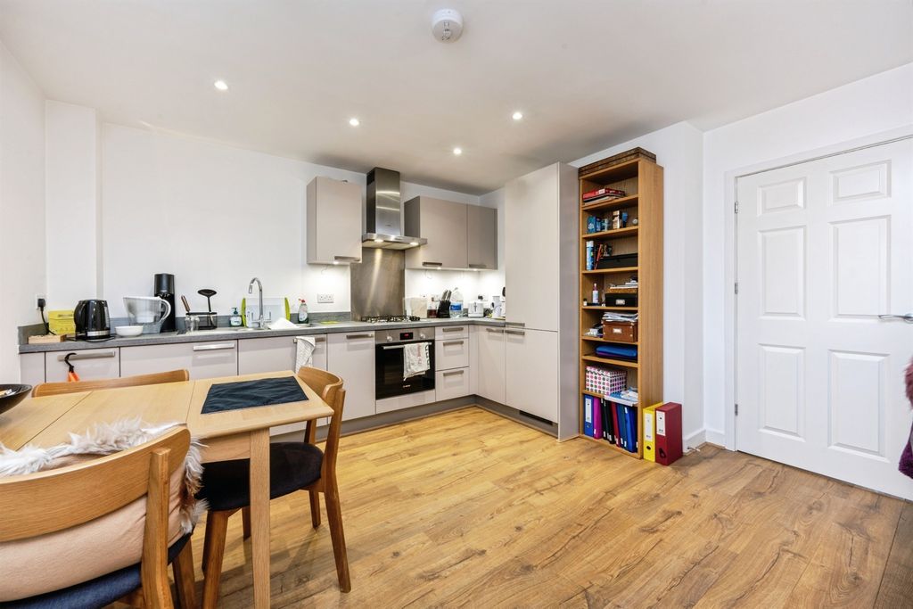 Additional image 4 of 2 bed flat for saleWarwick Avenue, Bedford MK40