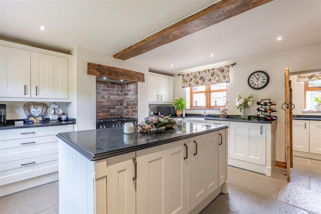 Property photo 3 of 41 Kitchen/Breakfast Room