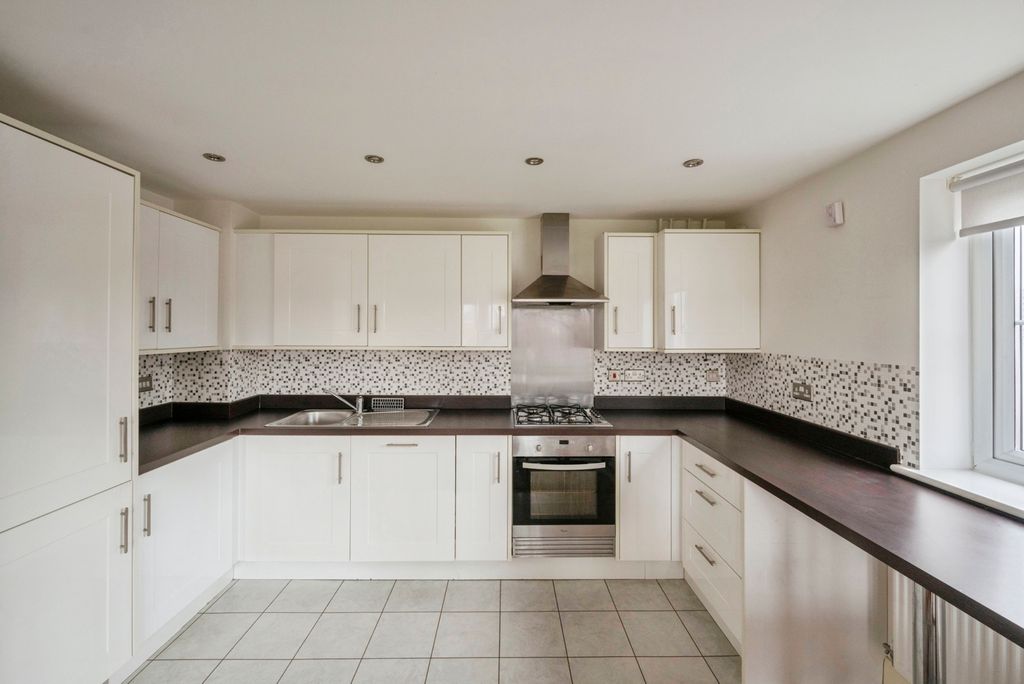 Property photo 2 of 12 Kitchen