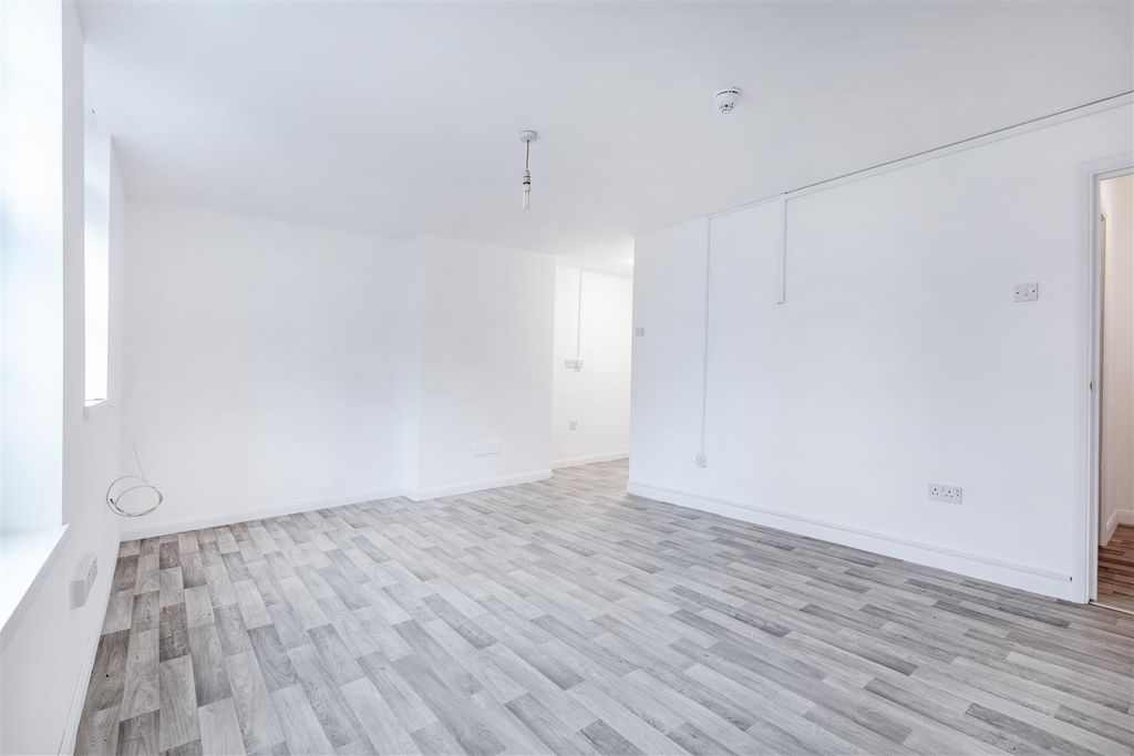 Property photo 3 of 9 Studio