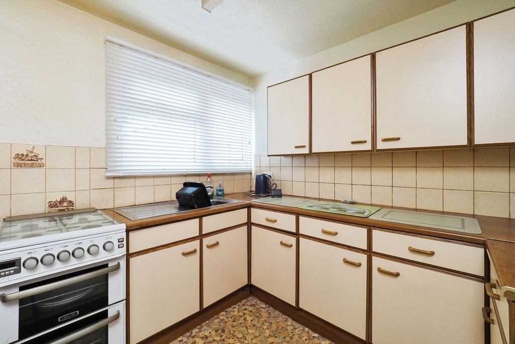 Property photo 3 of 17 Kitchen