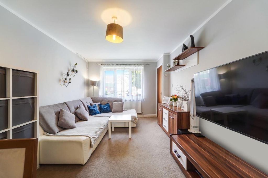 Property photo 2 of 12 Whitegate Way
